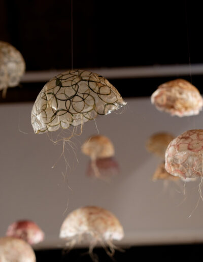 Banc de méduses, exposition Strates, Musée de Charmey, 25-26, papier courgette, rondins et radis, ©PhilippeBlanc
